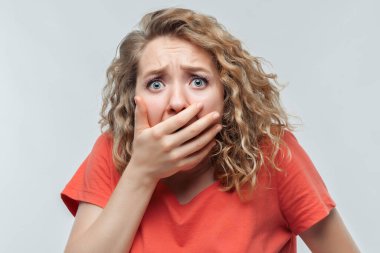 - Korkuyorum. Kıvırcık saçlı, sıradan tişörtlü, elleri ile ağzını kapatan korkmuş sarışın kız görüntüsü. Korku, fobi, panik atak, korku ve yüz ifadesi konsepti