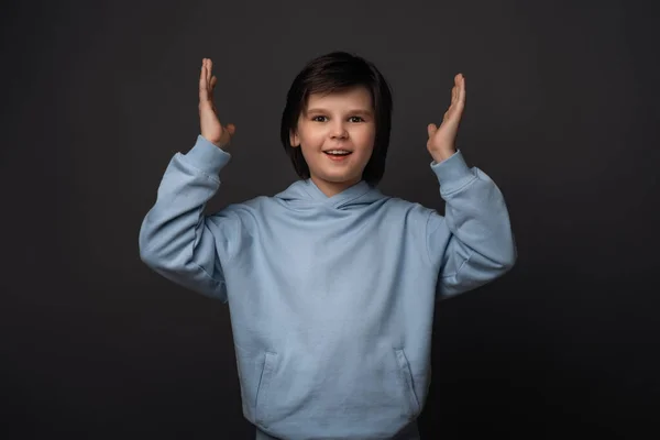 Porträt Eines Positiven Jungen Alter Von Jahren Der Lässiger Kleidung — Stockfoto