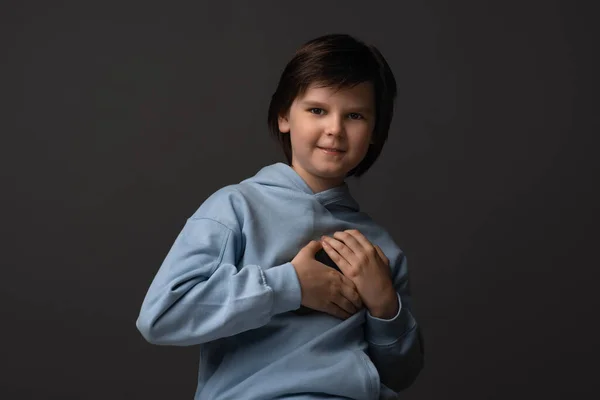 귀여운 소년이 평상복을 게임기를 비디오 게임을 표정의 스튜디오 — 스톡 사진