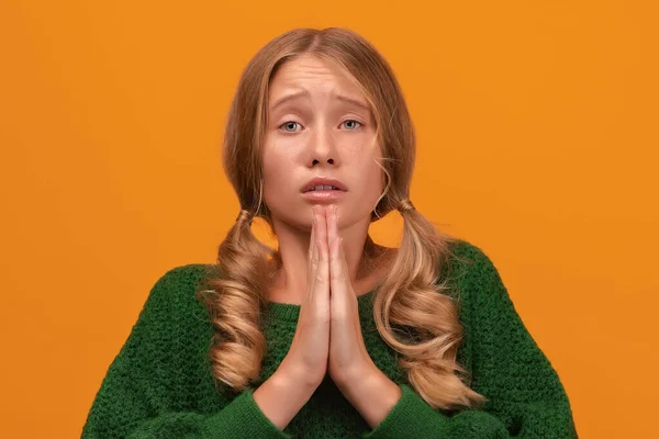 12-14 yaşlarında, ılık yeşil kazaklı güzel bir kızın portresi. Avuçlarını bir arada tutup dua ediyor. Meditasyon yapıyor, barış ve sevgi için dua ediyor, sakin ve huzurlu bir yüz ifadesi var.