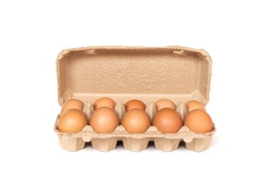Beyaz arka planda izole edilmiş yumurta kutusundaki kahverengi tavuk yumurtaları. Kopyalama alanı olan üst görünüm. Sağlıklı gıda konsepti