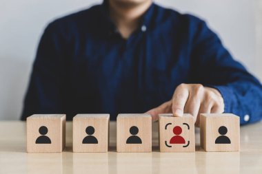 Odak işaretli kırmızı kişiyi elle seç. İnsan kaynakları yönetimi