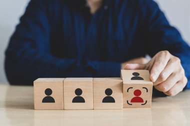 Odak işaretli kırmızı kişiyi seçerek ahşap küpü elle çevir. İnsan kaynakları yönetimi