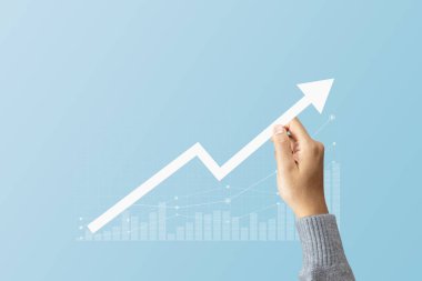 Büyümenin ve başarının sembolü olarak grafikle işaret eden ya da gelecekte başarılı gelişim ve iş gelişiminin artması için el ele tutuşan oklar