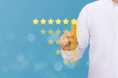 Müşteri gülümseme simgesi için çubuğa dokunuyor ve reytingleri beş yıldızlı. Hizmet derecesi, geri bildirim, tatmin konsepti. Mükemmel bir reyting seçin