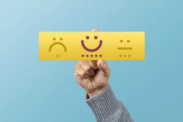 顧客は評価のための5つ星との笑顔の絵文字を選びます サービス評価 フィードバック 満足度コンセプト — ストック写真