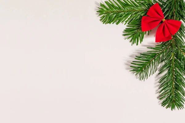 Composição Natal Com Ramos Abeto Arco Vermelho Sobre Fundo Branco — Fotografia de Stock