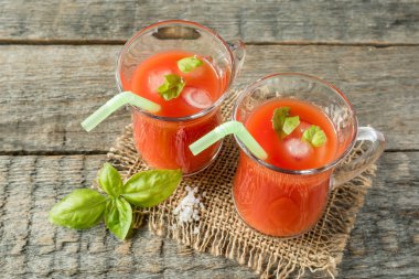 Domates suyu, fesleğen ve tuz, kırmızı kokteyl seçici odak.