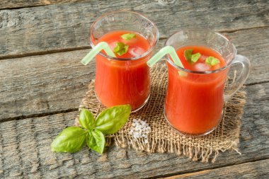 Domates suyu, fesleğen ve tuz, kırmızı kokteyl seçici odak.