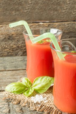 Domates suyu, fesleğen ve tuz, kırmızı kokteyl seçici odak.