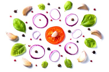 Beyaz zemin üzerine kırmızı sarımsak soğan ile domates taze fesleğen yaprağı.