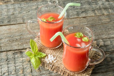 Domates suyu, fesleğen ve tuz, kırmızı kokteyl seçici odak.