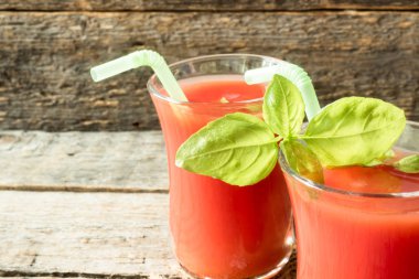 Domates suyu, fesleğen ve tuz, kırmızı kokteyl seçici odak.