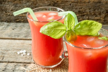 Domates suyu, fesleğen ve tuz, kırmızı kokteyl seçici odak.