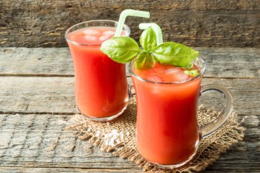 Domates suyu, fesleğen ve tuz, kırmızı kokteyl seçici odak.