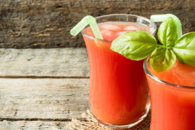 Domates suyu, fesleğen ve tuz, kırmızı kokteyl seçici odak.