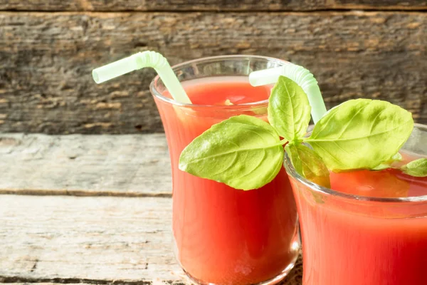 Domates suyu, fesleğen ve tuz, kırmızı kokteyl seçici odak.