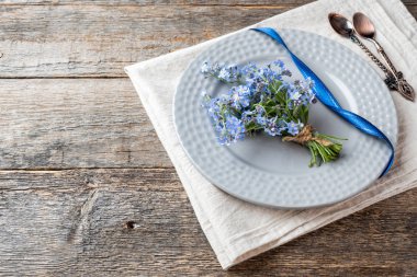 Unut beni değil çiçek buketi ahşap arka plan üzerinde gri plaka.