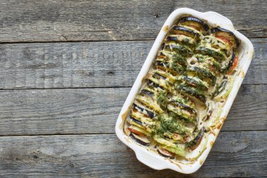 Bir tür Ratatouille rustik ahşap arka plan üzerinde sebze kabak patlıcan domates ızgara.