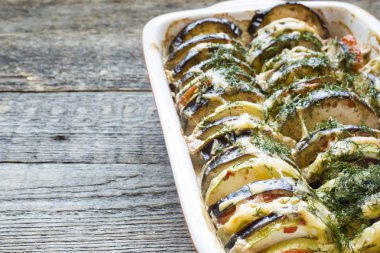 Bir tür Ratatouille rustik ahşap arka plan üzerinde sebze kabak patlıcan domates ızgara.