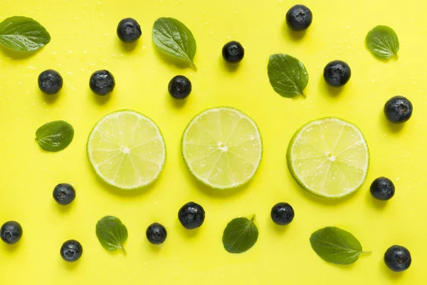 Bright Summer Yellow Background Slices Citrus Lime Mint Blueberries — Stock Photo, Image