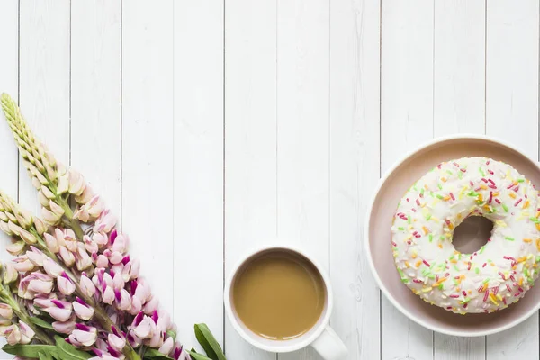 Bodegón Con Una Taza Café Flores Altramuz Una Mesa Madera — Foto de Stock