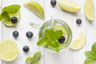 Kireç berry nane yaban mersini hafif bir arka plan üzerine bir bardak taze narenciye limonata