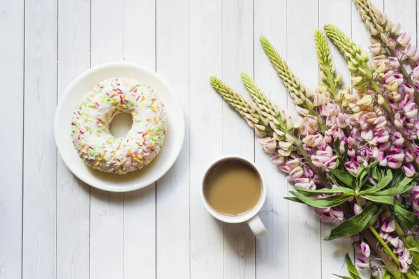 Bodegón Con Una Taza Café Flores Altramuz Una Mesa Madera — Foto de Stock