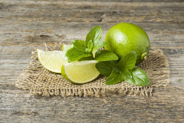Świeże Owoce Cytrusowe Lime Mint Jagody Podłoże Drewniane Kopiować Miejsca — Zdjęcie stockowe