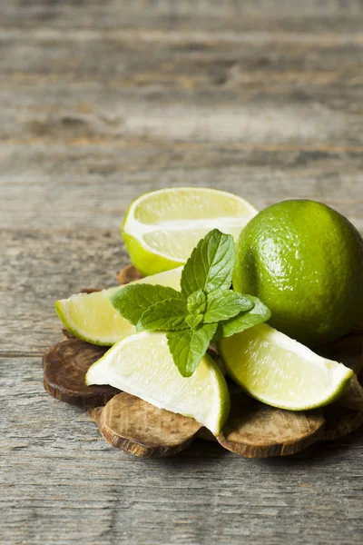 Färsk Citrus Lime Mint Bär Trä Bakgrund Kopiera Utrymme För — Stockfoto