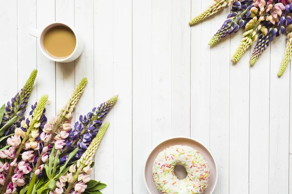 Natureza Morta Com Uma Xícara Café Flores Tremoço Donut Uma — Fotografia de Stock