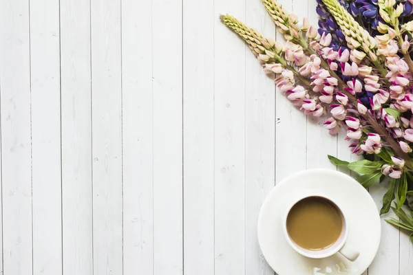 Bodegón Con Una Taza Café Flores Altramuz Una Mesa Madera — Foto de Stock