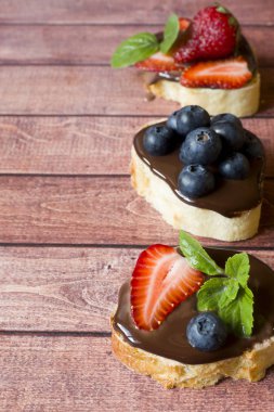 Çikolatalı hamur ve çilek yaban mersini nane masada ekmek tost. Kopya alanı