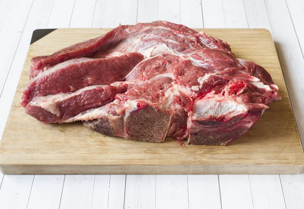 Stück Rohes Rotes Rindfleisch Auf Hölzernem Schneidebrett Heller Hintergrund — Stockfoto