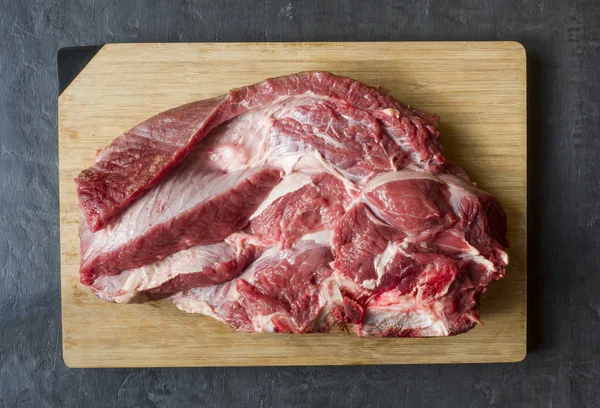 Trozo Carne Res Cruda Roja Sobre Tabla Cortar Madera Fondo — Foto de Stock