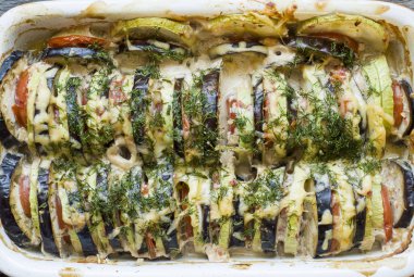 Bir tür Ratatouille rustik ahşap arka plan üzerinde sebze kabak patlıcan domates ızgara.