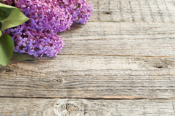 美丽的丁香花在木质背景复制空间 — 图库照片