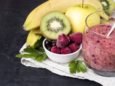 Berry tatlı smoothie muz kivi Apple maydanoz ahududu fındık kahvaltı için.