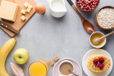 Sağlıklı kahvaltı peynir suyu kahve tatlım fıstık yumurta bisküvi waffle tahıl yulaf ezmesi elma muz. Seçici odak. Üstten Görünüm. Düz pozisyon.