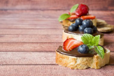 Çikolatalı hamur ve çilek yaban mersini nane masada ekmek tost. Kopya alanı