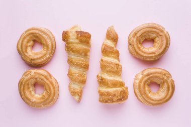 Kremalı pasta pembe bir arka plan üzerinde. Seçici odak. Kopya alanı.