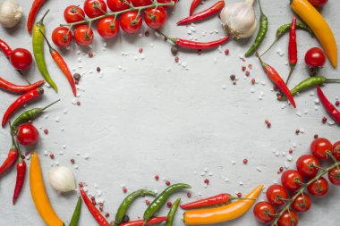 Sıcak biber çok renkli, şube, sarımsak ve diğer baharatlar gri arka plan kopya alanı üzerinde kiraz domates.