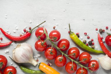 Sıcak biber çok renkli, şube, sarımsak ve diğer baharatlar gri arka plan kopya alanı üzerinde kiraz domates.