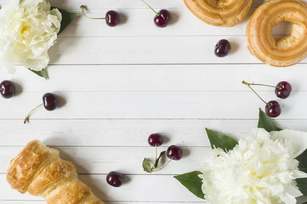 Frame Pasteles Crema Flores Cereza Peonía Copiar Espacio — Foto de Stock