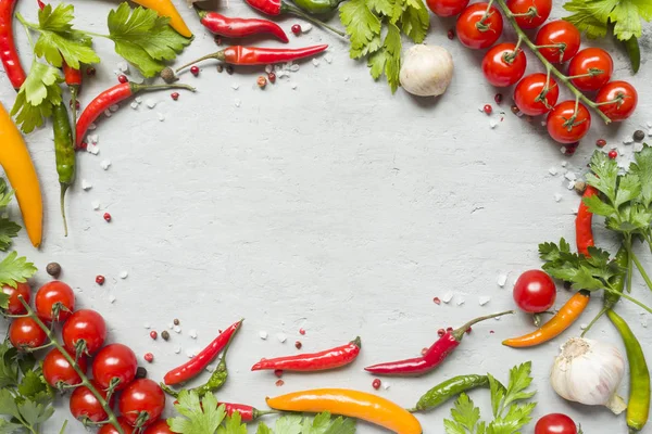 Sıcak biber çok renkli, şube, sarımsak ve diğer baharatlar gri arka plan kopya alanı üzerinde kiraz domates.