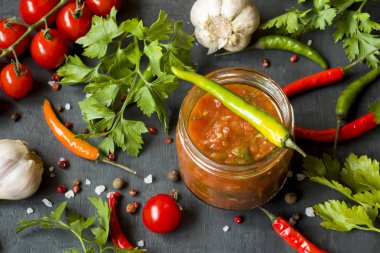 Sosu ketçap, Lecho cam. Biber kiraz domates sarımsak ve diğer baharatlar siyah arka plan üzerine.