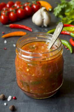 Sosu ketçap, Lecho cam. Biber kiraz domates sarımsak ve diğer baharatlar siyah arka plan üzerine.