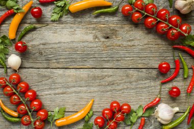 biber cherry tomato bir dal sarımsak tarih ve ahşap kopya alan arka plan üzerinde diğer baharat karışımı.