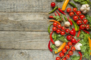 biber cherry tomato bir dal sarımsak tarih ve ahşap kopya alan arka plan üzerinde diğer baharat karışımı.