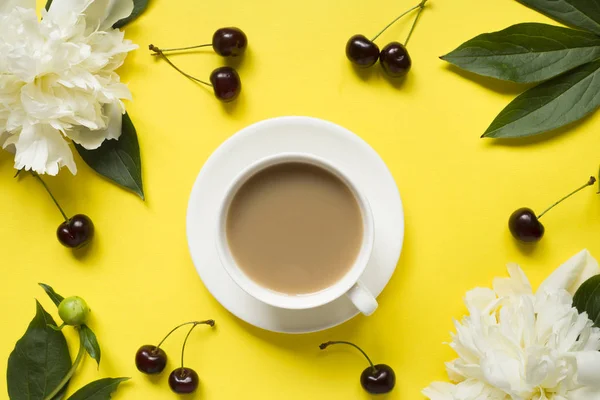 Flores Peonía Blanca Bayas Cereza Copa Café Sobre Fondo Amarillo — Foto de Stock